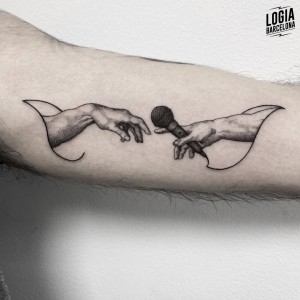 tatuaje_brazo_manos_micro_victor_dalmau_logiabarcelona  